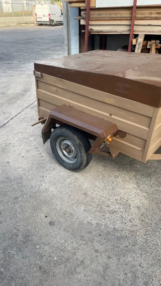 Remolque cerrado marrón en muy buenas condiciones.