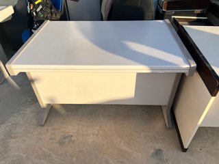 Mesa de oficina blanca y plateada