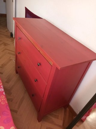 Cajonera roja de madera