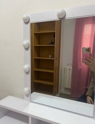 Tocador blanco con espejo y luces