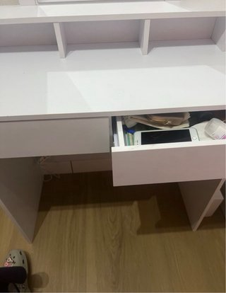 Tocador blanco con espejo y luces