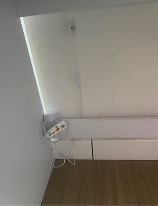 Tocador blanco con espejo y luces