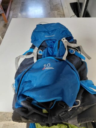 Mochila Quechua Azul con Chubasquero
