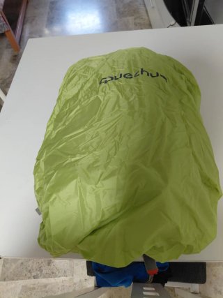 Mochila Quechua Azul con Chubasquero