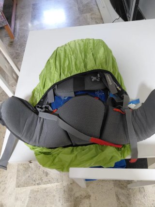 Mochila Quechua Azul con Chubasquero