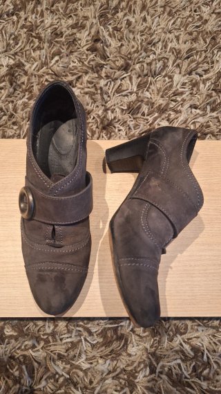 Zapatos cerrados tacón gris talla 40