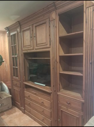 Mueble de salón de madera y cristal