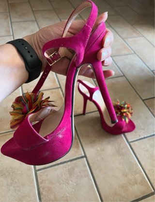 Scarpe tacco fuxia con fiore multicolor