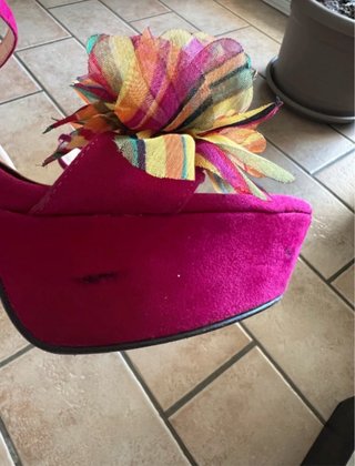 Scarpe tacco fuxia con fiore multicolor