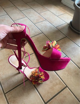 Scarpe tacco fuxia con fiore multicolor