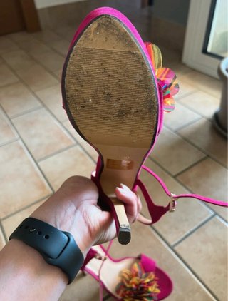 Scarpe tacco fuxia con fiore multicolor