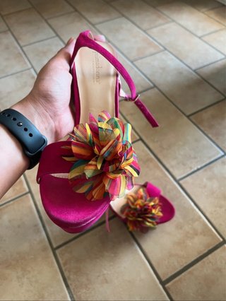 Scarpe tacco fuxia con fiore multicolor