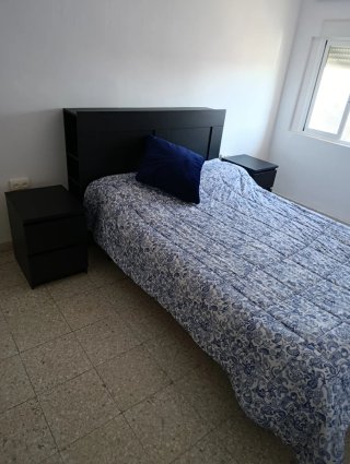 Cabecero de cama negro con estanterías