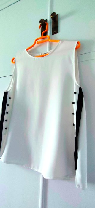 Blusa sin mangas con detalle negro