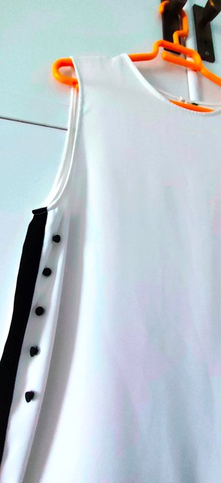 Blusa sin mangas con detalle negro