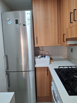 Cocina completa madera y encimera silestone