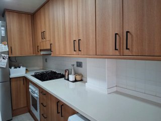 Cocina completa madera y encimera silestone