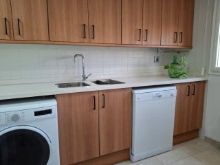 Cocina completa madera y encimera silestone