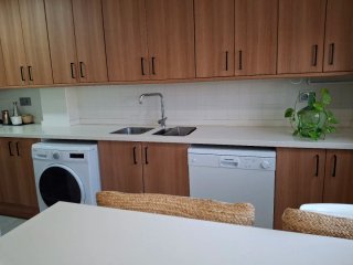 Cocina completa madera y encimera silestone