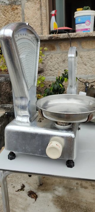Due bilance antiche in vendita