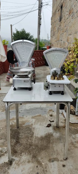 Due bilance antiche in vendita