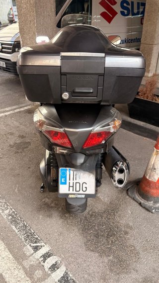 Maxi Scooter Honda Gris y Negra Silver Wing 600