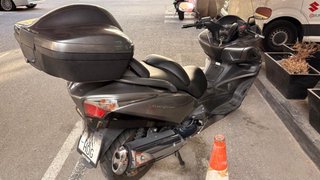 Maxi Scooter Honda Gris y Negra Silver Wing 600