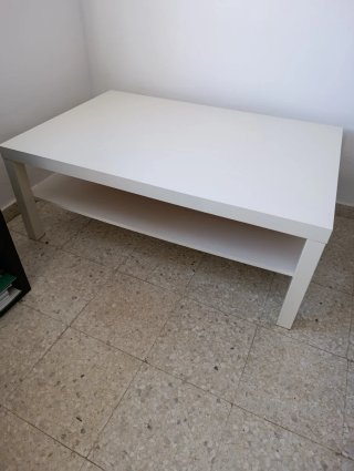 Mesa baja blanca de madera