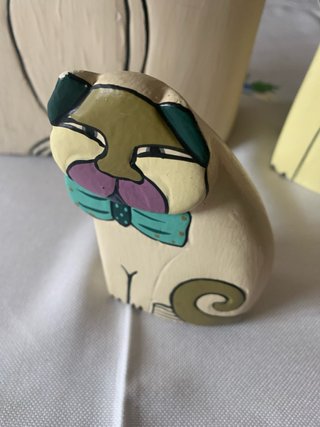 Figuras de animales de madera decorativas. Pintado