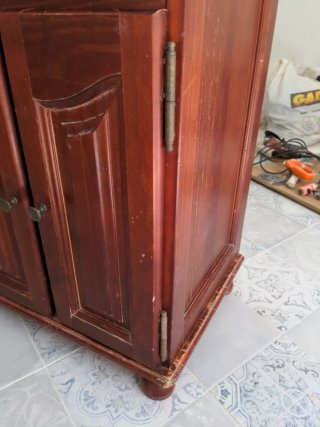 Mueble de baño con lavabo doble y grifos.