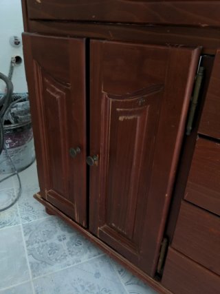 Mueble de baño con lavabo doble y grifos.