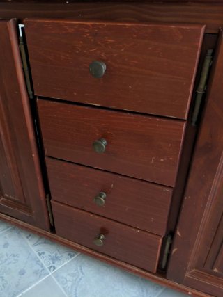 Mueble de baño con lavabo doble y grifos.