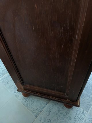 Mueble de baño con lavabo doble y grifos.