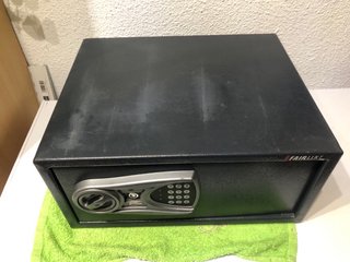 Caja Fuerte FAIRLINE Negra y Plateada