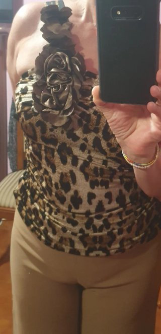 Top estampado leopardo con flor de raso