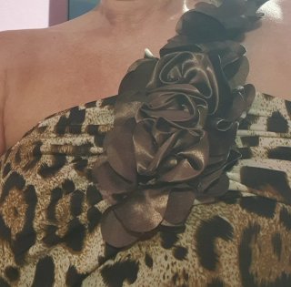 Top estampado leopardo con flor de raso