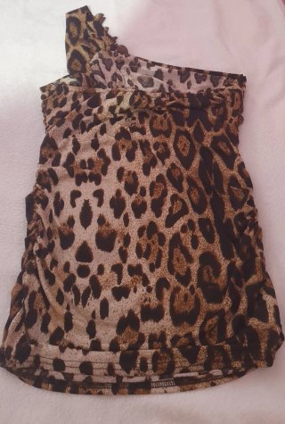 Top estampado leopardo con flor de raso