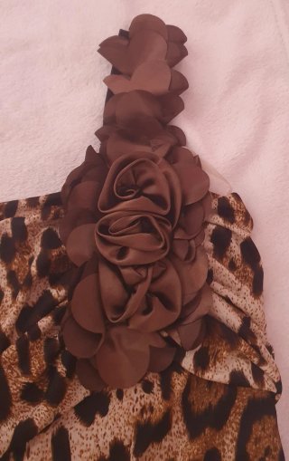 Top estampado leopardo con flor de raso