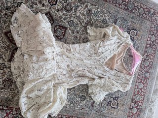 Vestido de encaje beige
