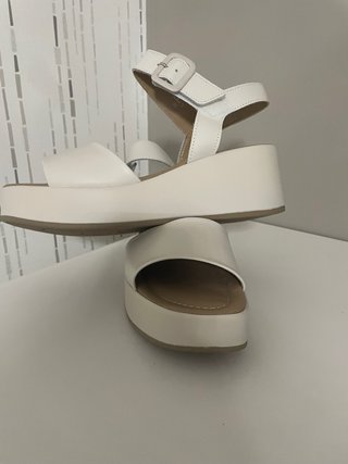 Sandalias cuña nuevas color blanco roto  Numero 39