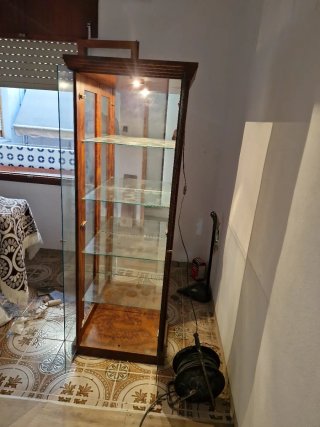 Vitrina de madera con luz