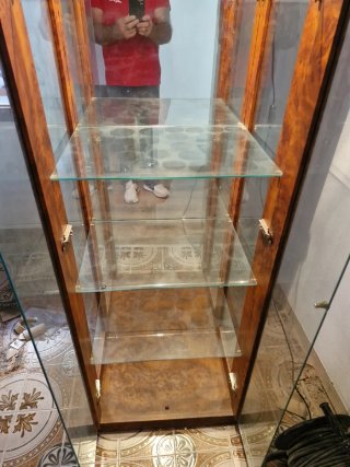 Vitrina de madera con luz