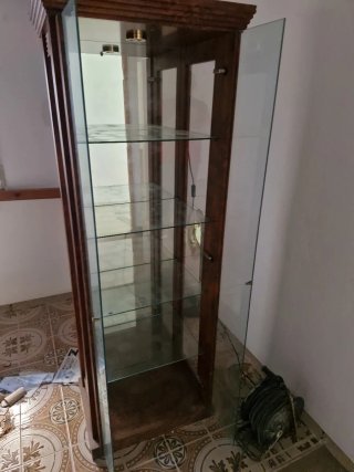 Vitrina de madera con luz