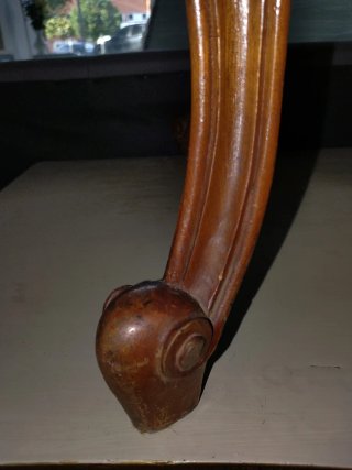 Tavolino ausiliario in marmo e legno intagliato
