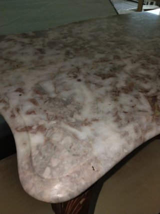 Tavolino ausiliario in marmo e legno intagliato