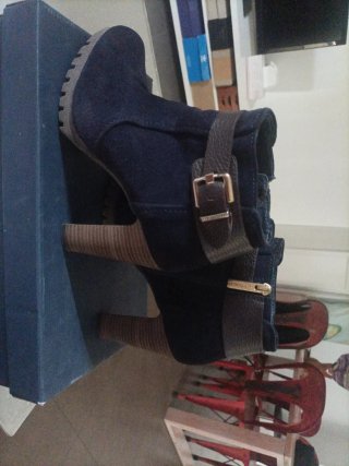 Botines de ante Martinelli azul y marrón.