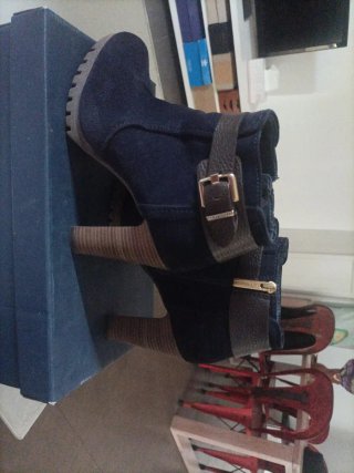 Botines de ante Martinelli azul y marrón.