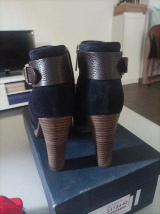 Botines de ante Martinelli azul y marrón.
