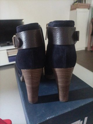 Botines de ante Martinelli azul y marrón.