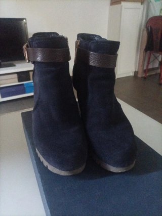 Botines de ante Martinelli azul y marrón.